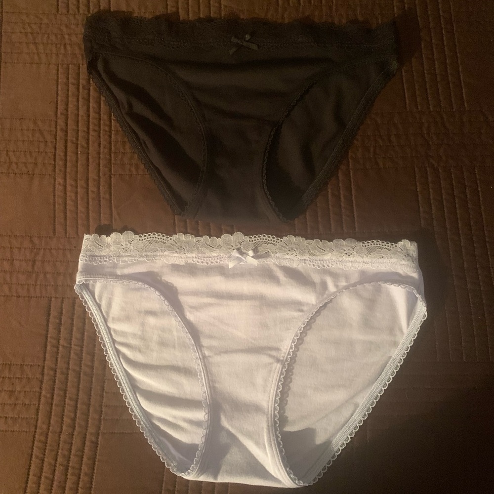 Selling Victoria’s Secret underwear nwt any questions 🌸😊